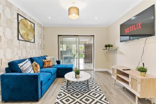 Sudbury House | Large Stylish 6 bedroom in Wembley - Parking