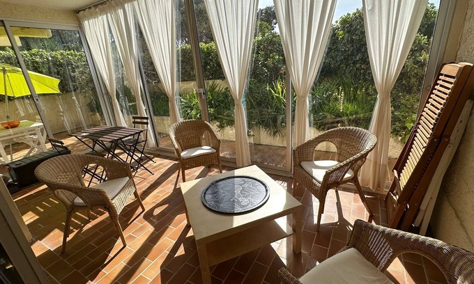 Saint-Mandrier-sur-Mer Apartment | Large T2 with loggia and terrace near the port of Saint Mandrier and the beaches