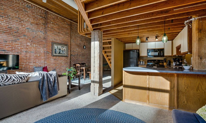 Old Market Condo | Large Tub - Sleeps 9 - No Cleaning Fees!