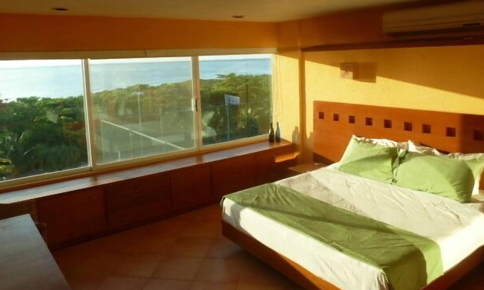 Zona Hotelera Condo | Large updated apartment overlooking the lagoon
