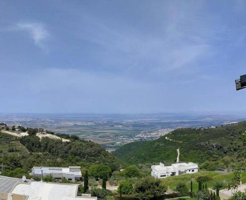 Isfiya Apartment | Large Vacation Apartment With A Stunning View In Isfiya, Mount Carmel - דירת נופש עם נוף מדהים בעספיא
