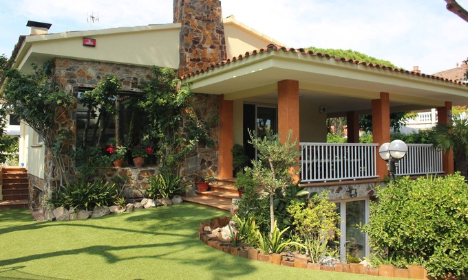 Castelldefels House | Large villa with garden and private pool 200m from the beach