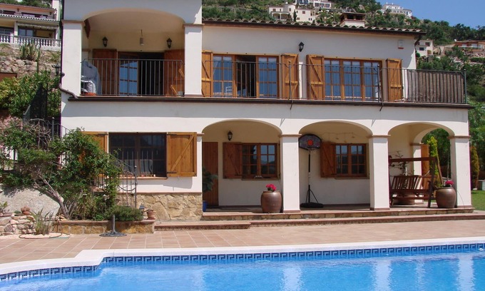 Calonge Villa | Large Villa with Heated pool 2km from beach suitable for families and groups