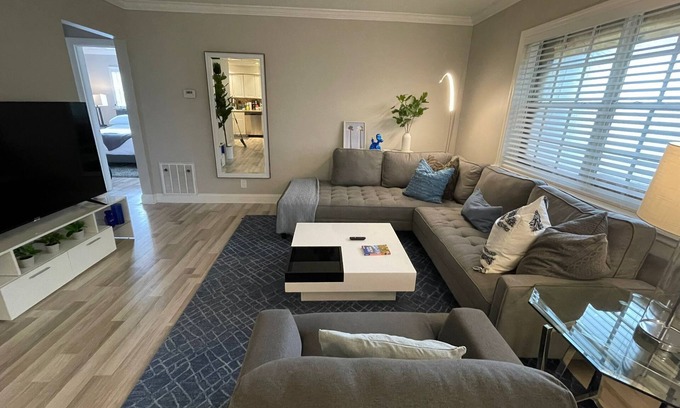 Poinsettia Heights Apartment | Large w/King Beds and workspace near Wilton Manors