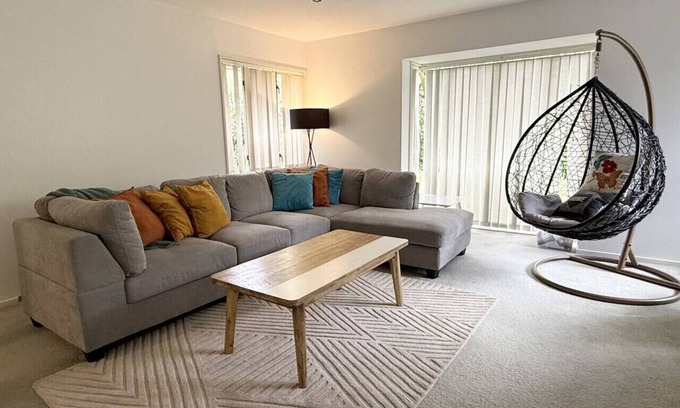 Halswell House | 🌟 Large, Warm 4BR Family Retreat in Halswell – Netflix, Massage Chair & More!