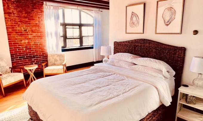 West End Apartment | Large West End Penthouse walk to Old Port w/Parking