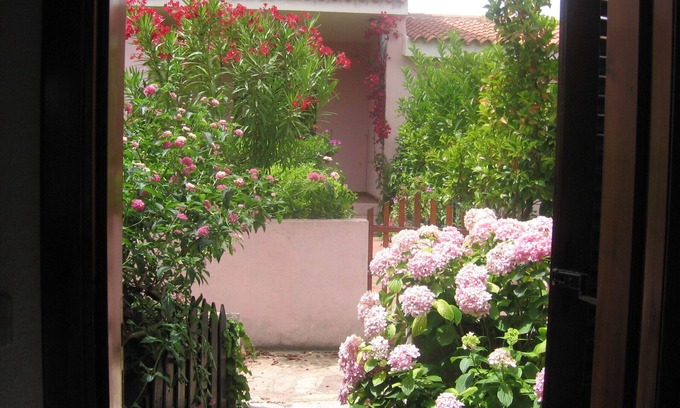 Monte Petrosu House | Last MinuVilletta with garden in Montepetrosu (San Teodoro)