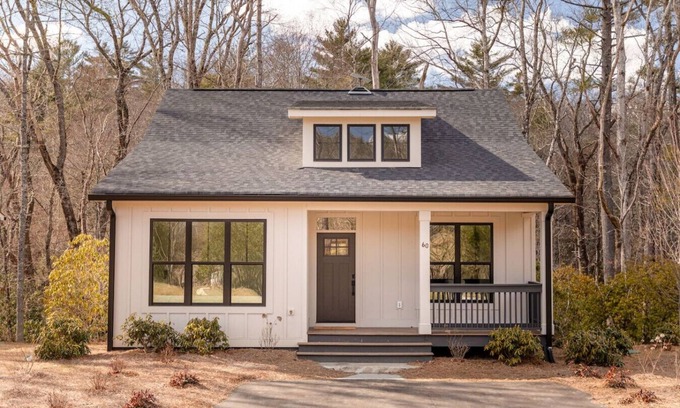 Cashiers House | Laurel Bloom Cottage (short walk to waterfall!)
