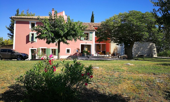Mormoiron Apartment | Lavandes - Gite/studio overlooking the garden, pool and valley