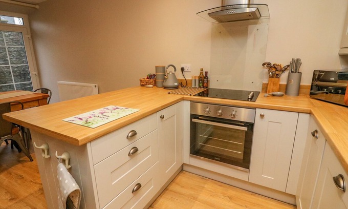 Sedbergh House | LAVENDER COTTAGE, pet friendly, with open fire in Sedbergh