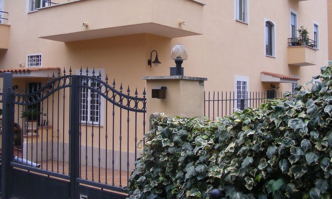 Aurelio Apartment | LAVENDER ROOM WITH BALCONY IN APARTMENT NEAR SAN PIETRO up to TWO PEOPLE