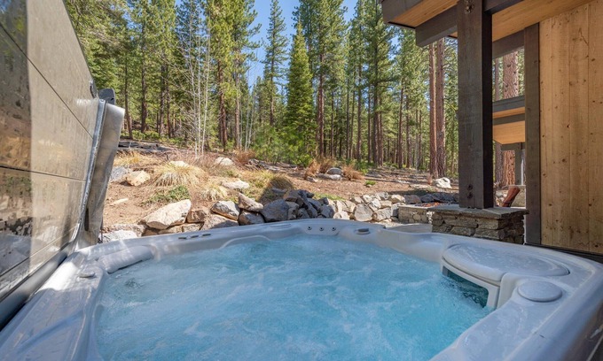 Truckee House | Lavish Cabin By Tahoe Getaways -Gray's Crossing w/Private Hot tub and Pool Table