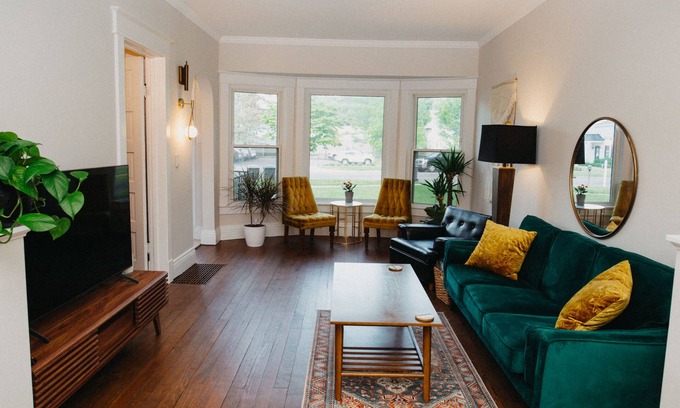 Stevensville House | Lavish Lakeside Historic Home Downtown Stevensville- Beach/Wine/Wedding Country