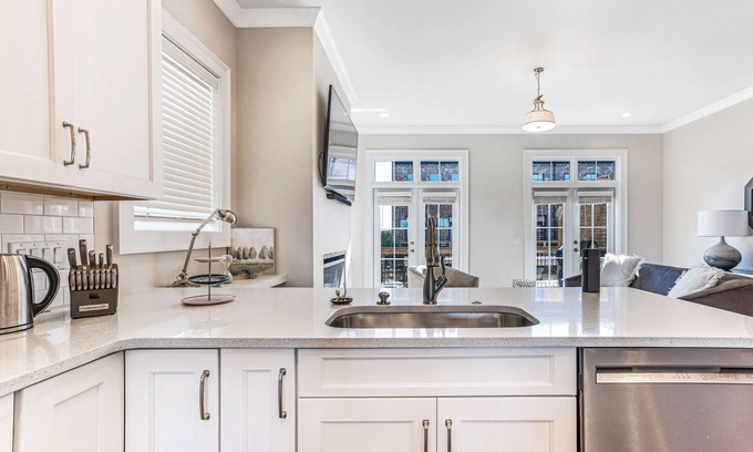 Hitch Village - Fred Wessels Homes House | Lavish, Modern Digs Near Riverfront w/Parking & Patio by Lucky Savannah