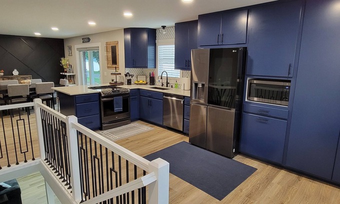 Motley House | Lavish Renovated Lake Home on Shamineau - HIGHLY RATED!