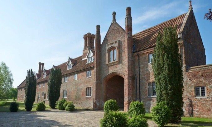 Hales House | Lavish Tudor Estate & Gardens - Sleeps 25!