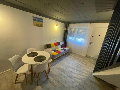 Saturn House | LaVoiLaNoi