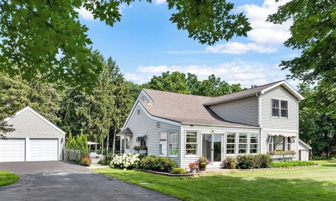 Green Lake House | Lawson Poolside Escape (gym and pool!)