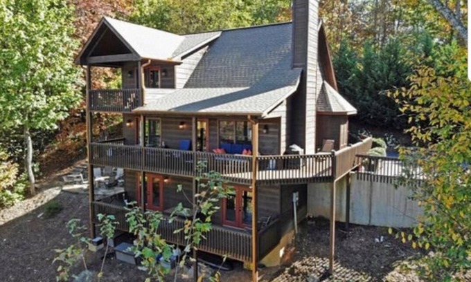 Hiawassee Cabin | Lazy Bear Cabin with views of the Blue Ridge Mountains and local attractions