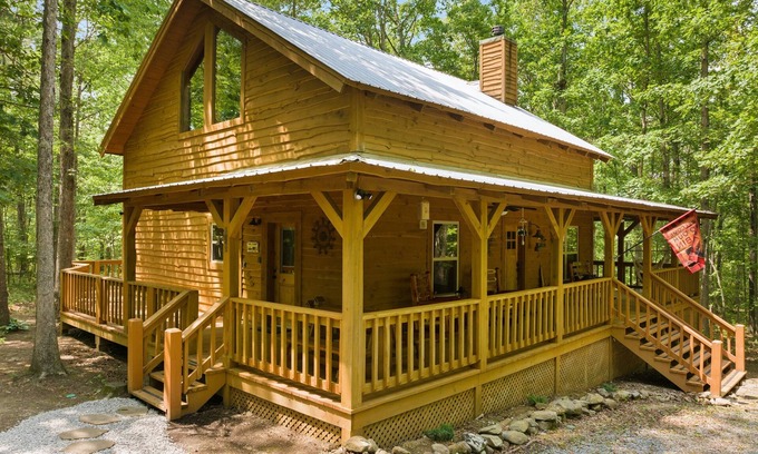 Mentone Cabin | Lazy Bear-hot tub, fire pit, foosball, ping pong, air hockey