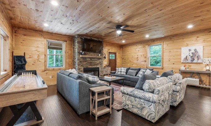 McArthur Cabin | Lazy Bear Lodge by Inn & Spa at Cedar Falls