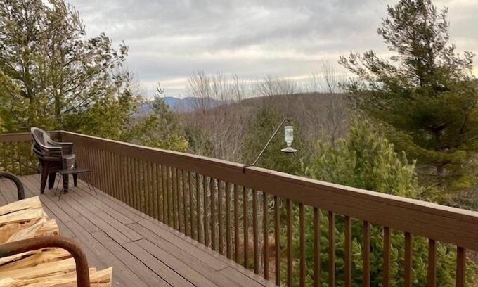 Charter Hills House | Lazy Bear Lodge: Charming Chalet