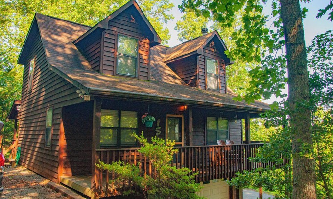 Blairsville Cabin | Lazy Daze GetAWay is cozy 3/2 with fireplace, pingpong, foozball, Wifi. Sleeps 7