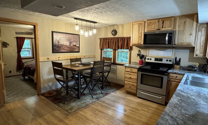 South Bloomingville Cabin | Lazy Lane Cabins - Bobcat Hideaway
