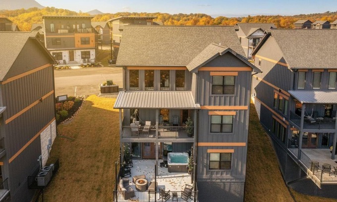 Sevierville Ski Chalet | Lazy River|Mini Golf|PickleBall|Theater|Game Room