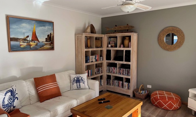 Waterhouse Villa | Lazy Sails Port - Pets welcome outside , WiFi