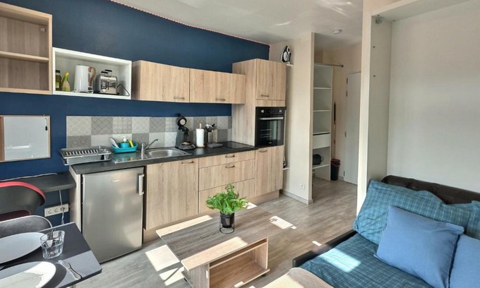 Evreux Apartment | LE BLUE STUDIO GAMBETTA *FACE GARE* PARKING *WIFI*