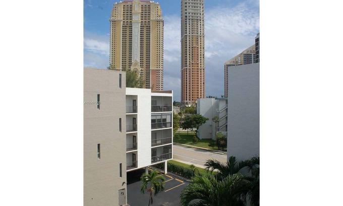 Sunny Isles Beach Apartment | Le Cartier Cozy 2 bed/2 bath Sunny Isles Beach 3-4 min walk from the Beach!