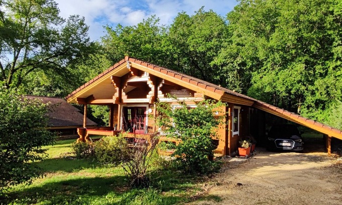 Mauroux House | Le Chalet Le Roy in Mauroux – Relaxation, Nature & Family Fun!