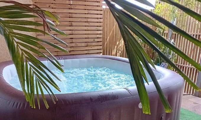 La Riviere Saint-Louis House | Le Chapeau de Paille, house with private Jacuzzi, between mountains and sea.
