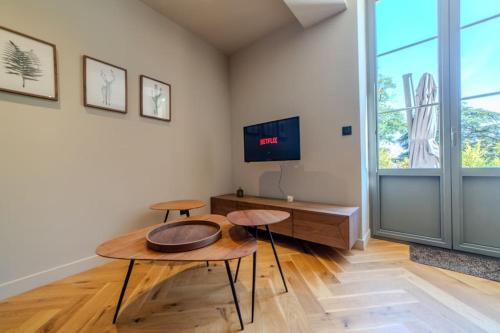Les Serres - Vivier Apartment | Le Charmant d'Ecully Logement Unique Avec Jardin à 10 minutes de Lyon