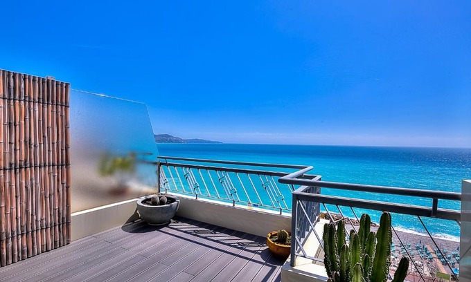 Fabron Apartment | Le Florentina, dernier étage avec terrasse, vue sur la Baie des Anges
