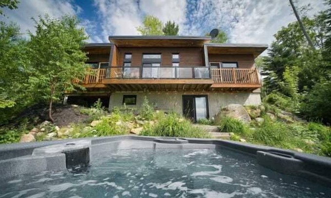 Sainte-Emelie-de-L'Energie Ski Chalet | Le Harfang Summary: D