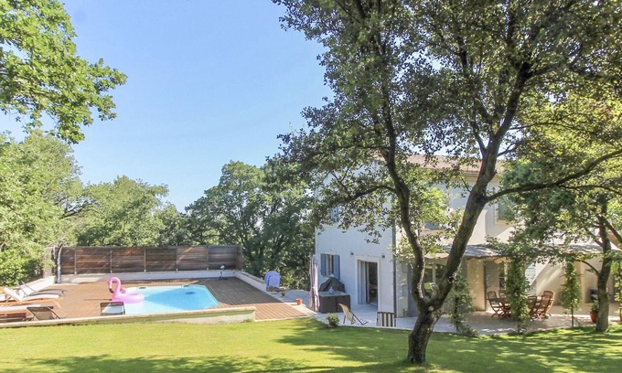 Eyragues House | Le Jardin des Chênes, family holiday home with private pool in Eyragues.