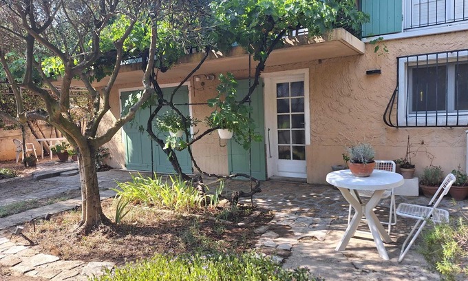 Raphele-les-Arles Apartment | Le jardinet d'Emma - Ground floor apartment with jacuzzi, parking, quiet location