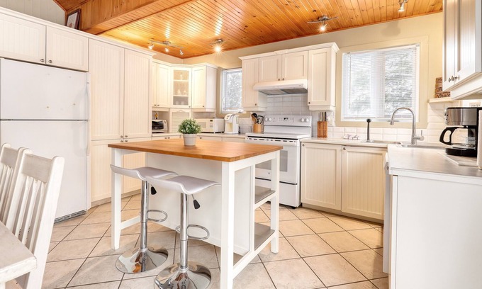 Saint-Damien Ski Chalet | Le Louise - Waterfront with spa