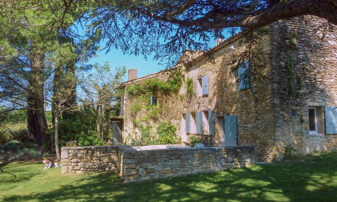 Puyvert House | Le Mas Charpin is located in the South Luberon in Puyvert; Lourmarin is 2 km away.