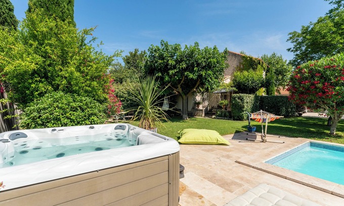Graveson House | Le Mas Des Pins with Shared Pool, Wi-Fi and Air Conditioning