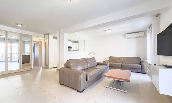 Cannes City Centre Apartment | Le Maubourg