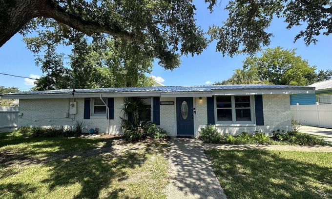 Bay St Louis House | Le Petit Retreat: A BSL dog friendly home close to beach, dining and shopping