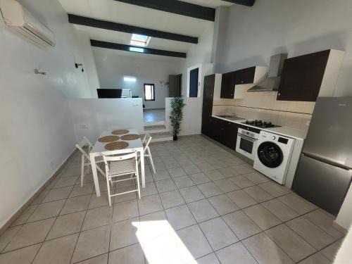 Saint-Mitre-les-Remparts Apartment | Le Rempart