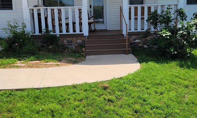 Medicine Park House | Leaf Cottage: peaceful & pretty family home for 10 with views of Mt Scott!