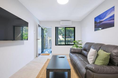 Red Hill Apartment | Leafy Corner - Simple Stay near Brisbane River and CBD