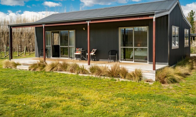 Alexandra House | LEANING ROCK COTTAGE AT WILD IRISHMAN WINE ESTATE - ALEXANDRA HOLIDAY HOME in Alexandra