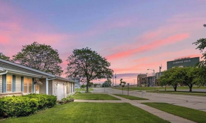 Green Bay House | Leap to Lambeau! Green Bay home across from the stadium 5 beds + tailgate garage