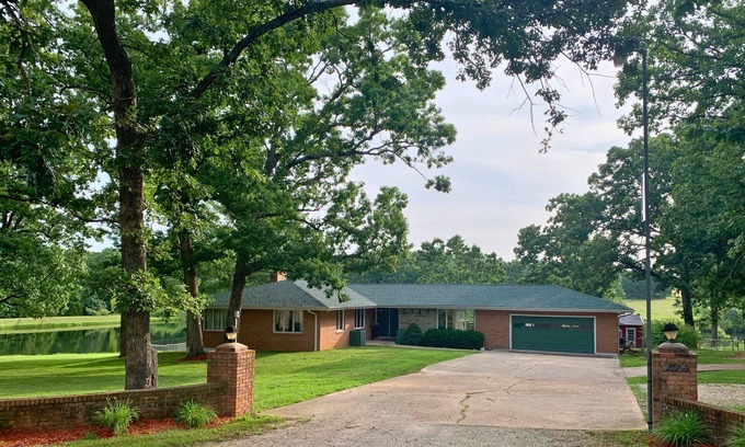 Leasburg House | Leasburg Lakehouse vacation home & private stocked lake near Meramec River.